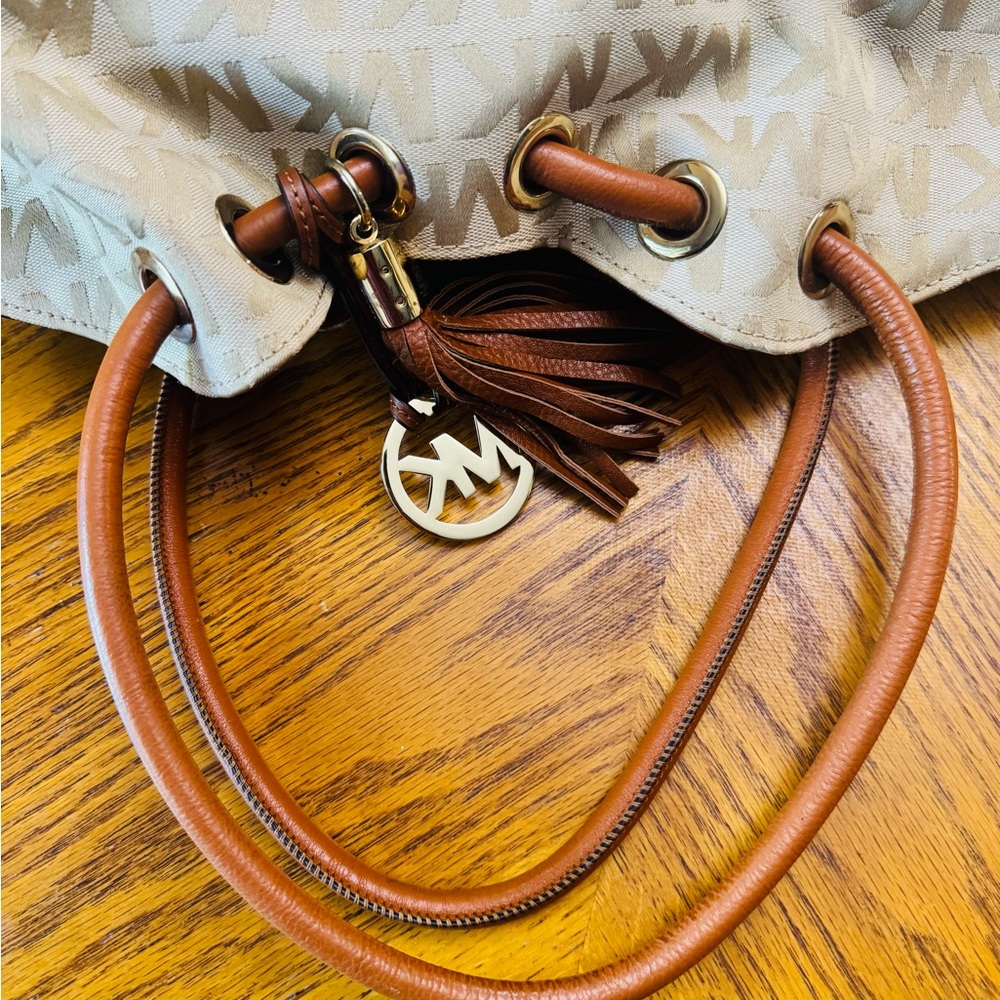 MICHAEL KORS RING TOTE,VANILLA WHITE+BROWN, TASSEL,SHOULDER BAG - Picture 3 of 9